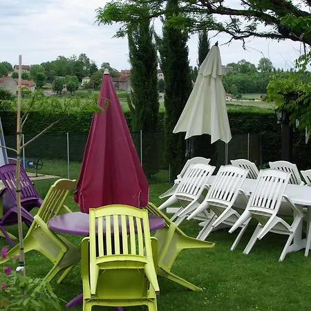 La Maison De La Noisette 3* Jons